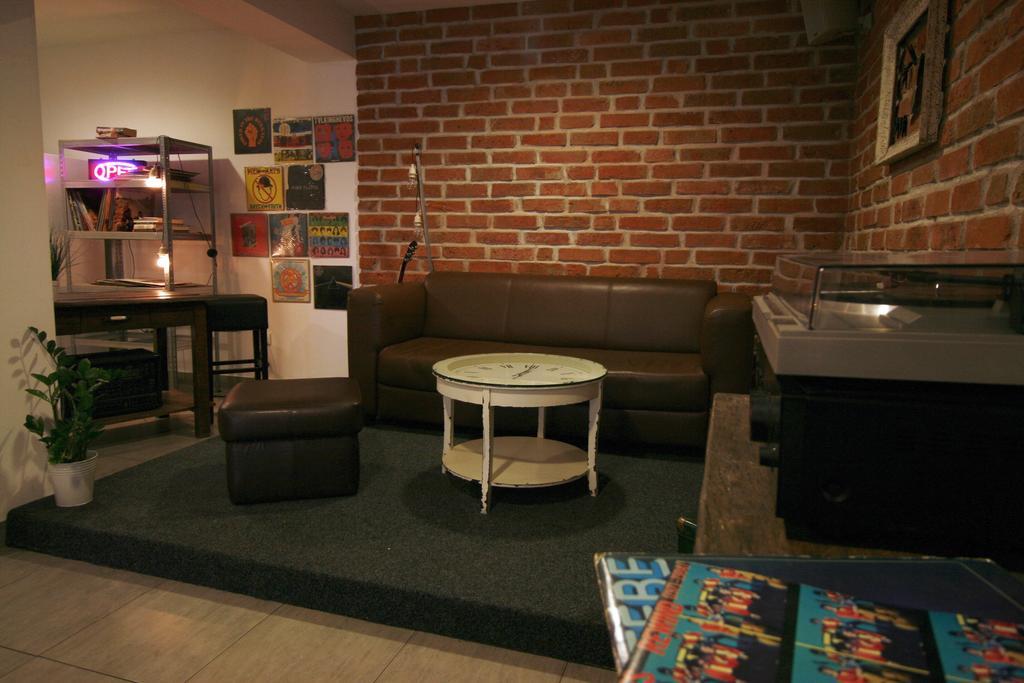 Pozitiv Hostel Zagreb Buitenkant foto