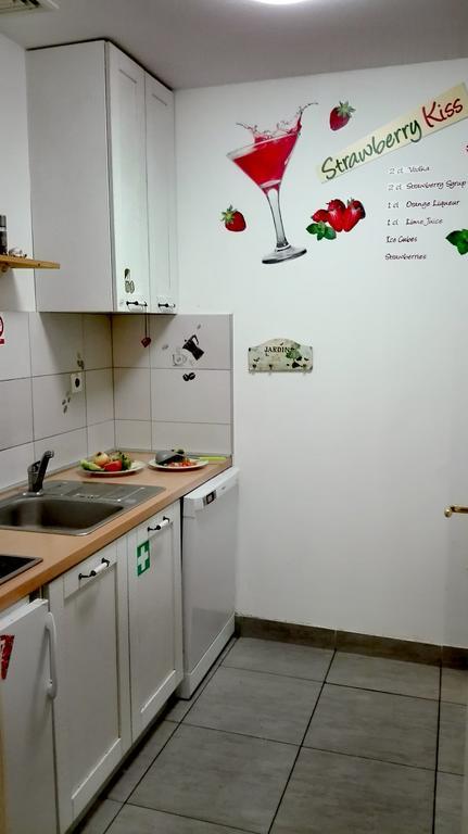 Pozitiv Hostel Zagreb Buitenkant foto